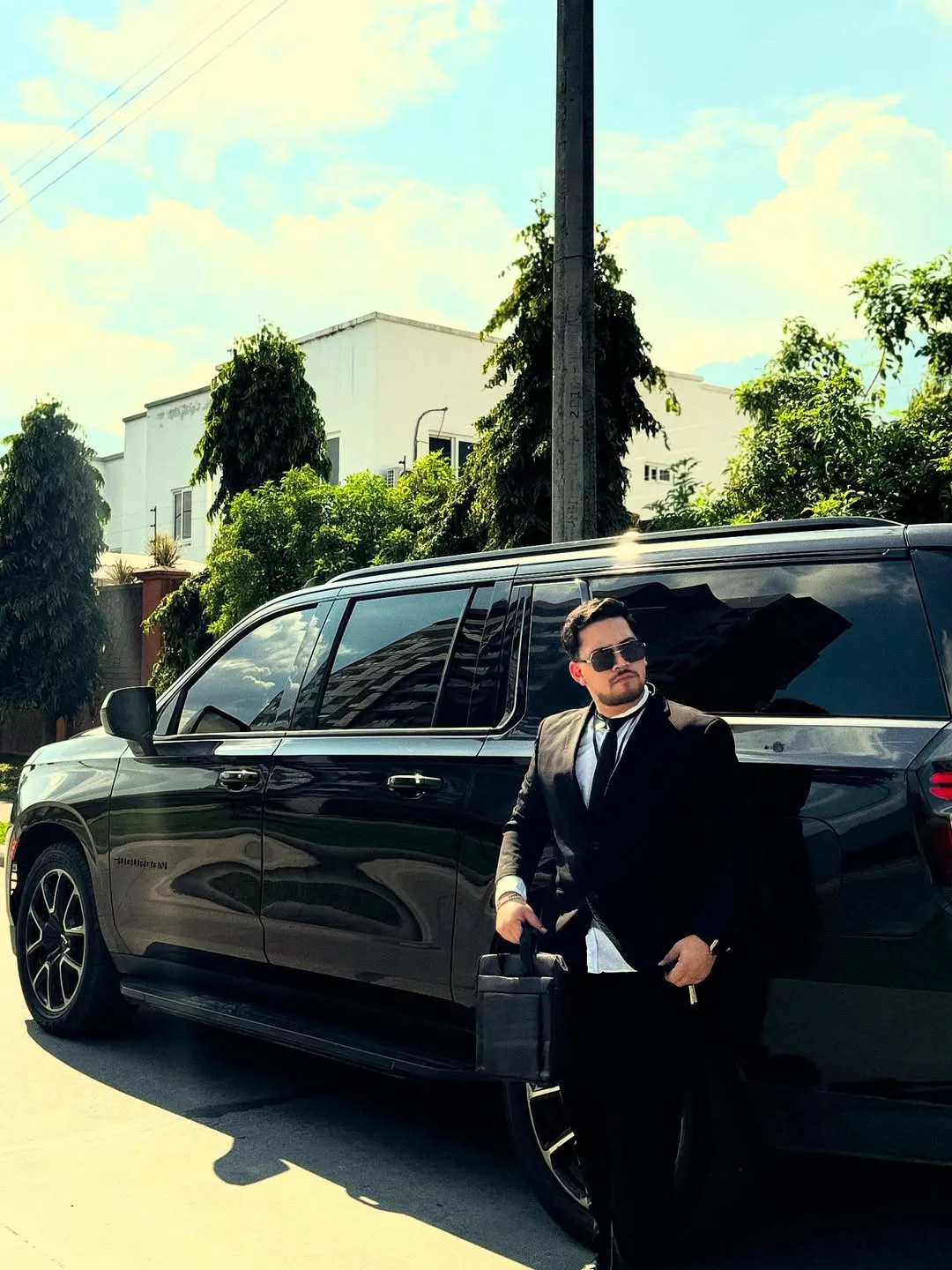 Hernán Martínez vestido de traje