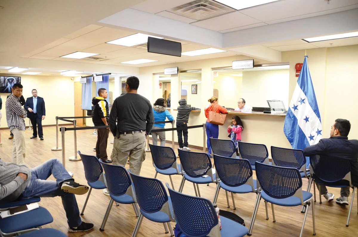 personas en consulado