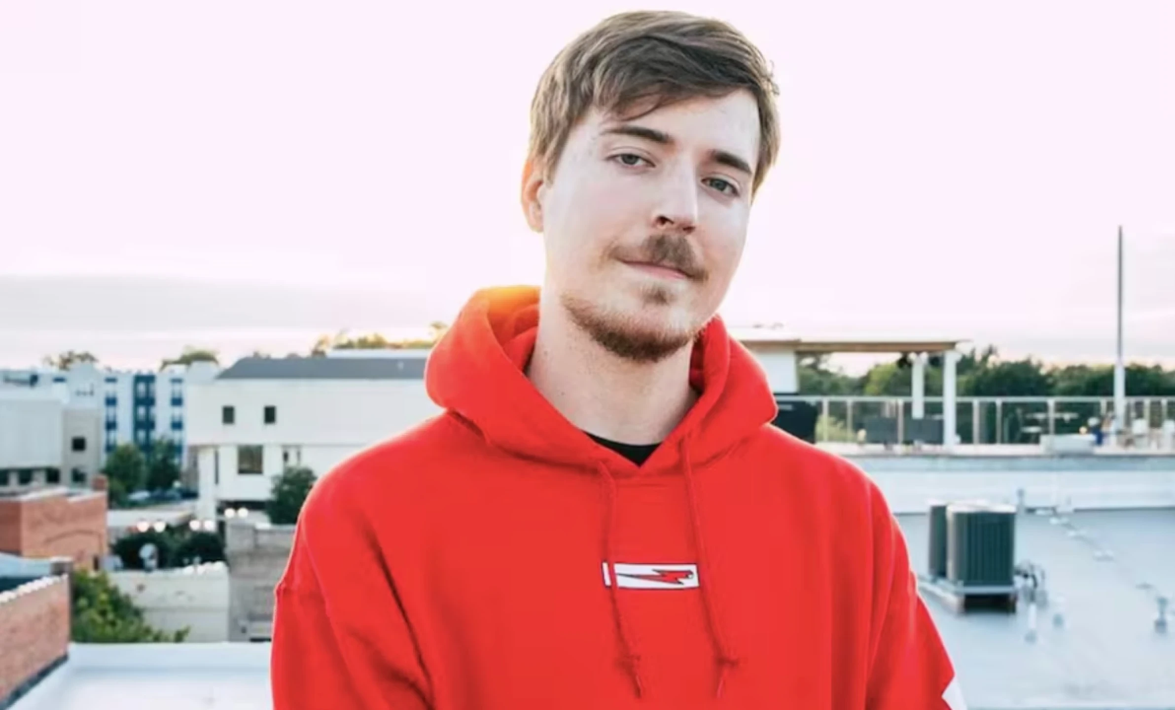 MrBeast con un suéter rojo 
