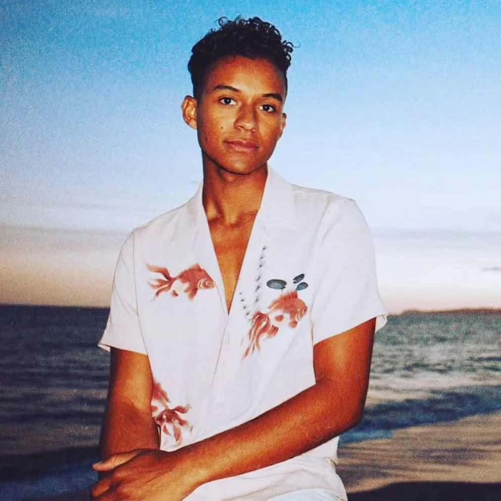 Jaafar Jackson, de ascendencia colombiana, protagoniza la nueva biopic de Michael Jackson, cuyo estreno mundial está programado para abril de 2026.