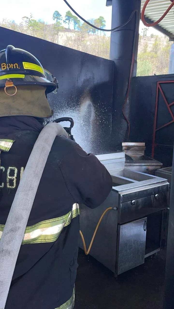 Bomberos controlando el juego en ajos grill