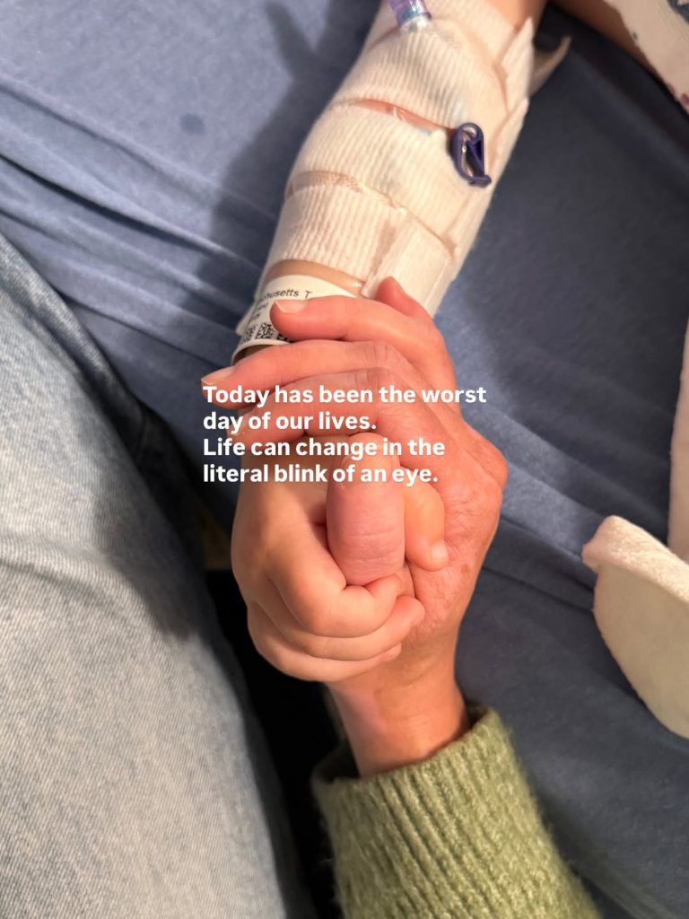 La influencer y la mano de su hijo