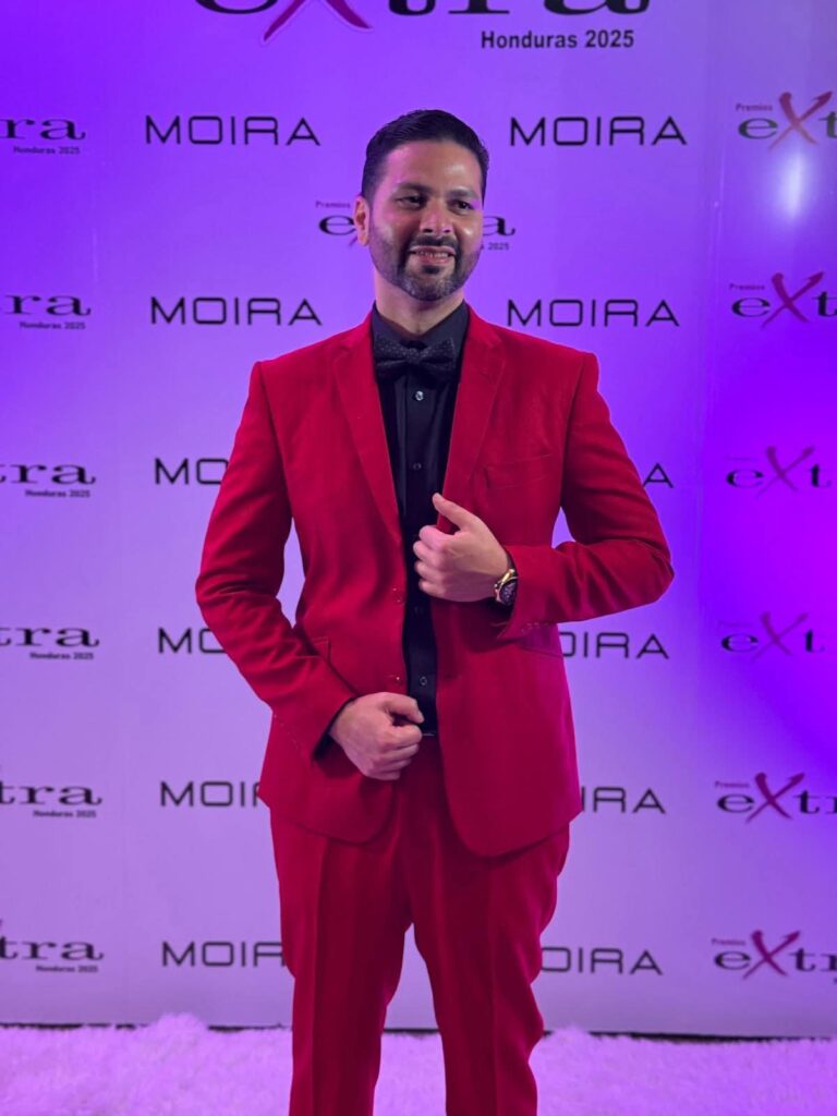Jorge Cordero con traje rojo