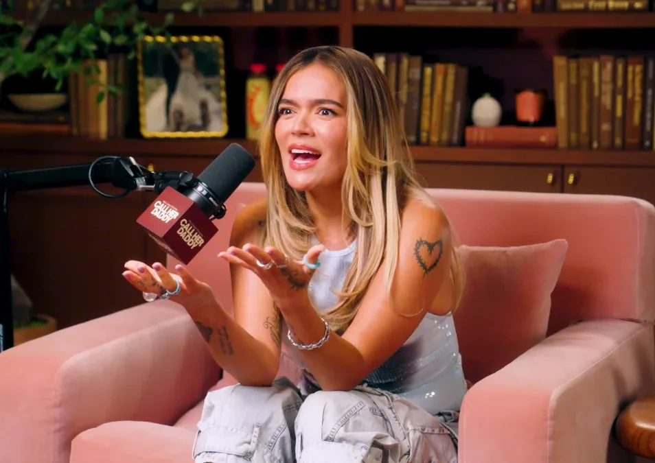 Karol G durante su participación en el pódcast Call Her Daddy.