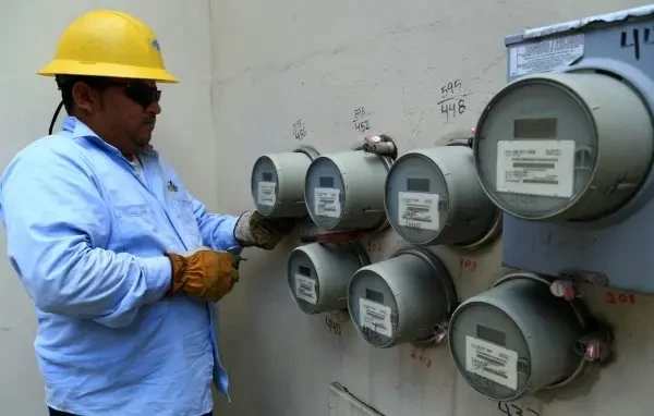 persona revisando contadores de energia 