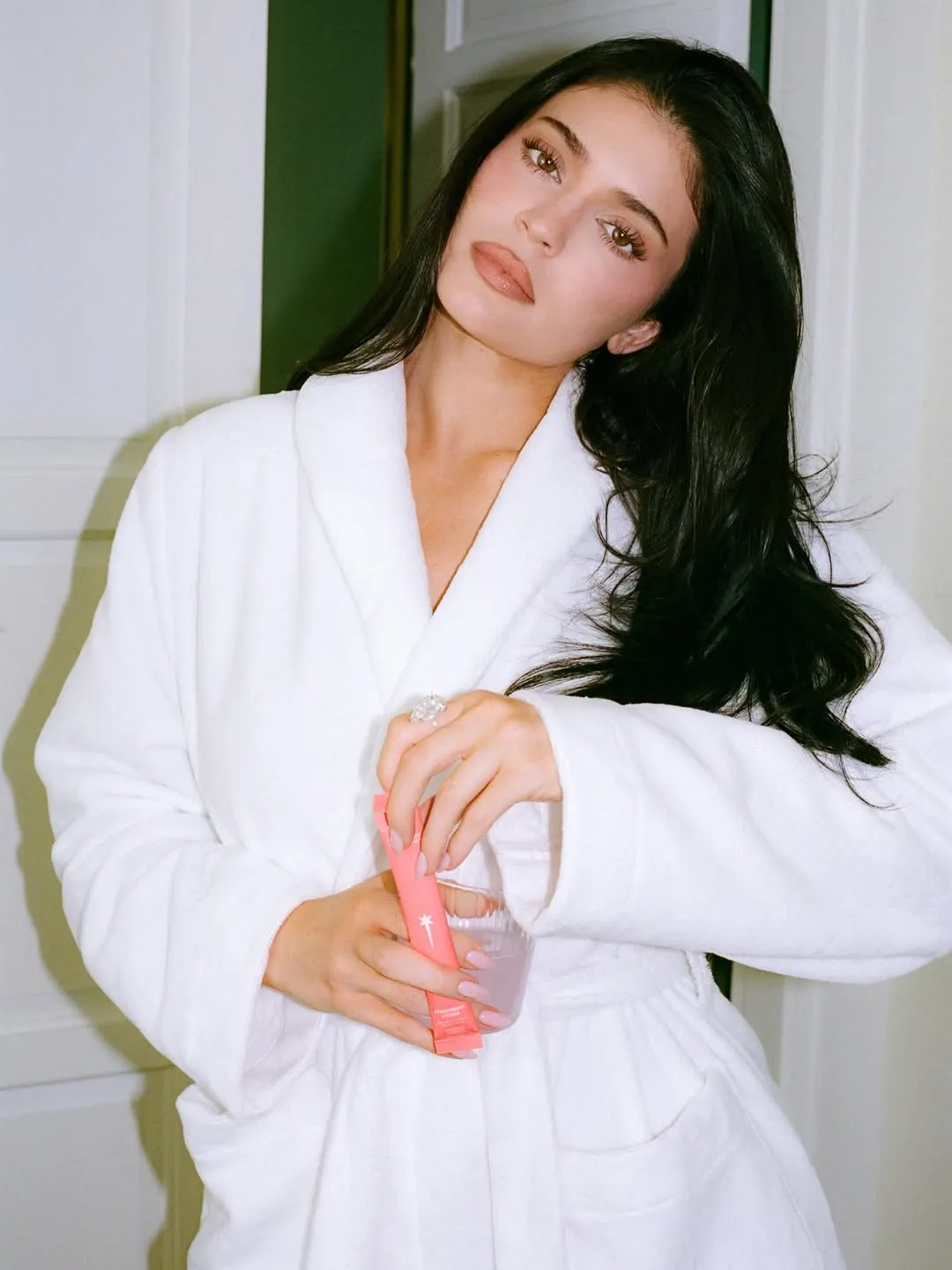 Kylie Jenner con bata 