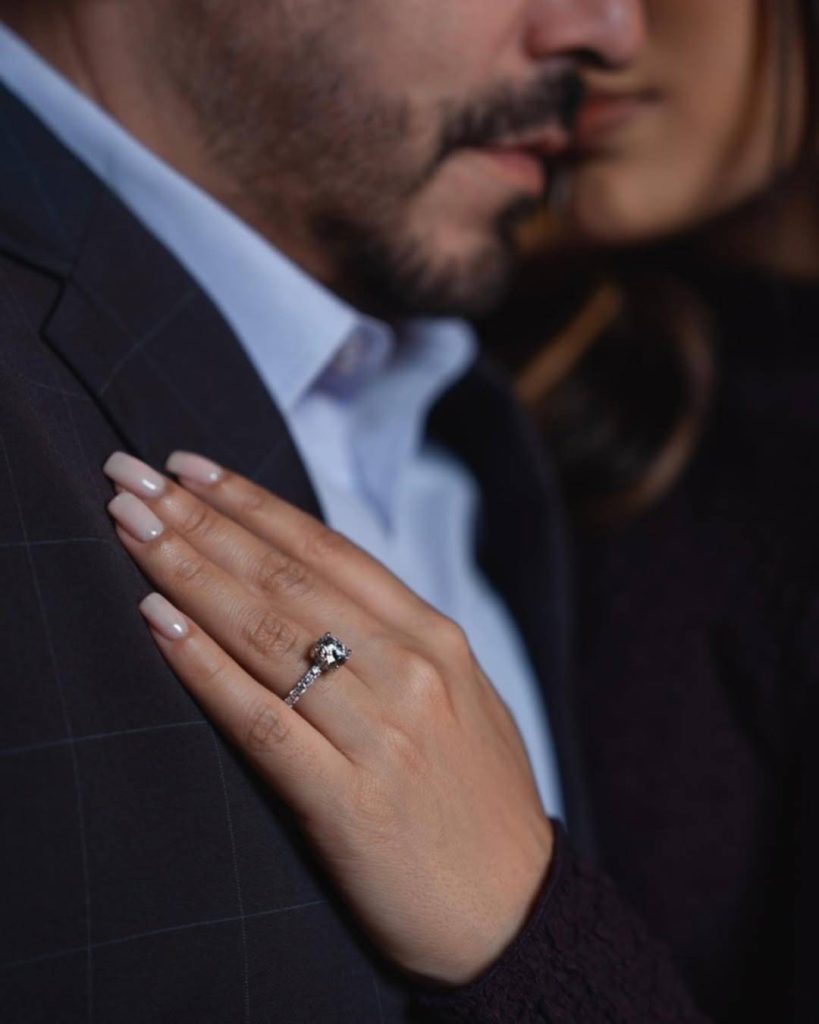 Lupillo y Tania posando con el anilo de compromiso