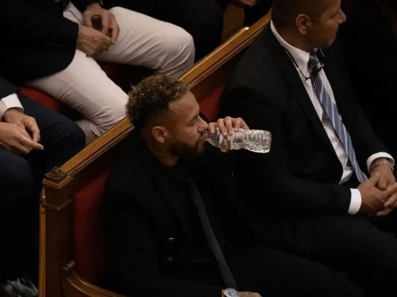 neymar tomando agua 