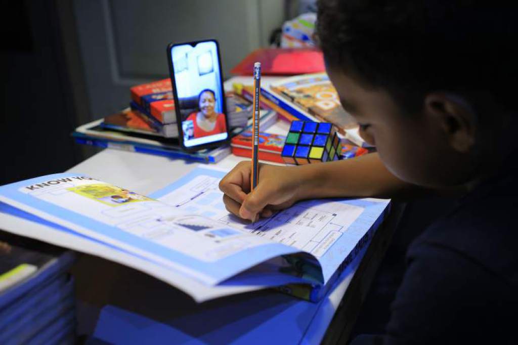 Niño recibiendo clases virtuales