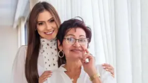 Imagen de Alejandra Rubio preocupa a sus seguidore al mostrar a su madre en camilla