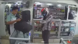 Imagen de Cámara capta violento asalto a tienda de venta de celulares en Tocoa