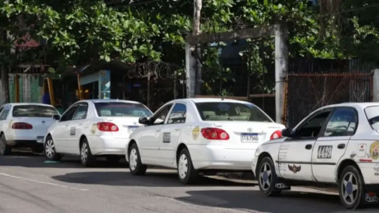 Imagen Principal de Nota: Pasaje de taxis colectivos sube 5 Lempiras: conoce el nuevo costo y cuándo aplicará