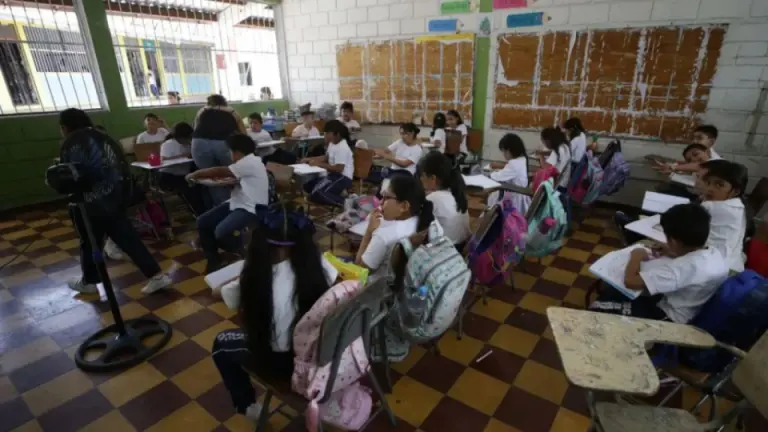 Imagen Principal de Nota: Cambian horarios de clases por altas temperaturas en Honduras: así quedan