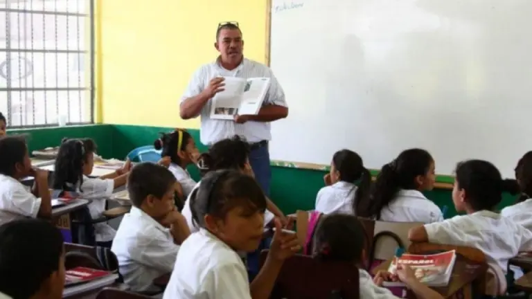 Imagen Principal de Nota: Estos serán los nuevos salarios de los maestros  en Honduras 2026