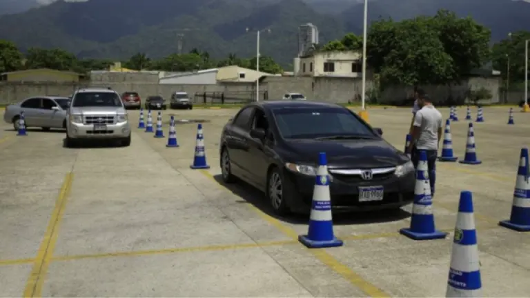 Imagen Principal de Nota: Prueba de manejo más exigente en Honduras: así es la nueva evaluación DNVT