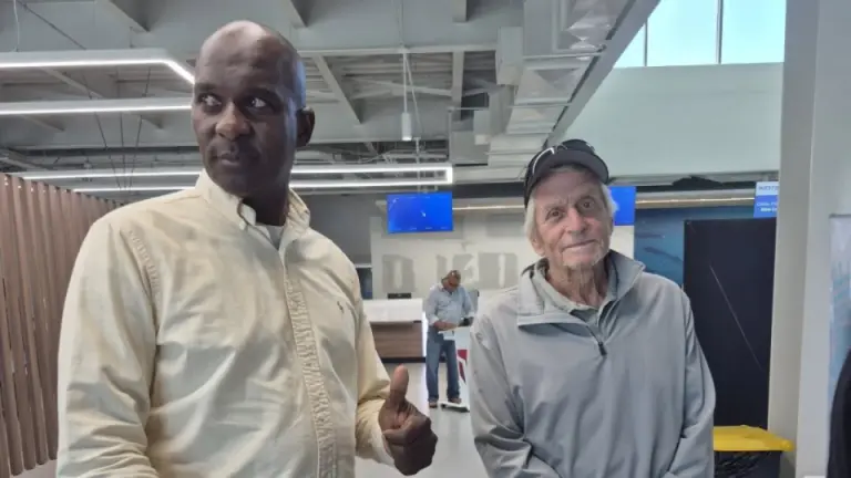 Michael Douglas sorprende en Roatán y posa con el alcalde