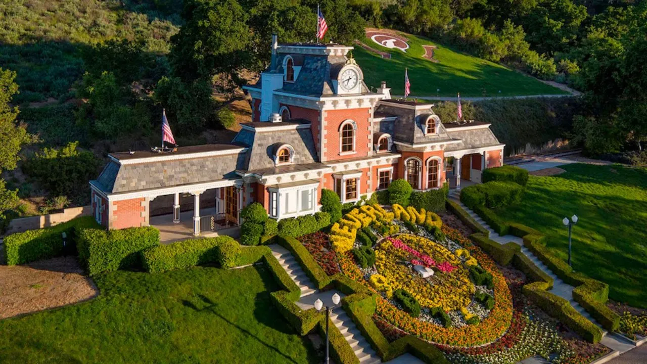 Imagen Principal de Nota: Rancho Neverland de Michael Jackson:  ¿Qué fue de la casa del Rey del Pop?