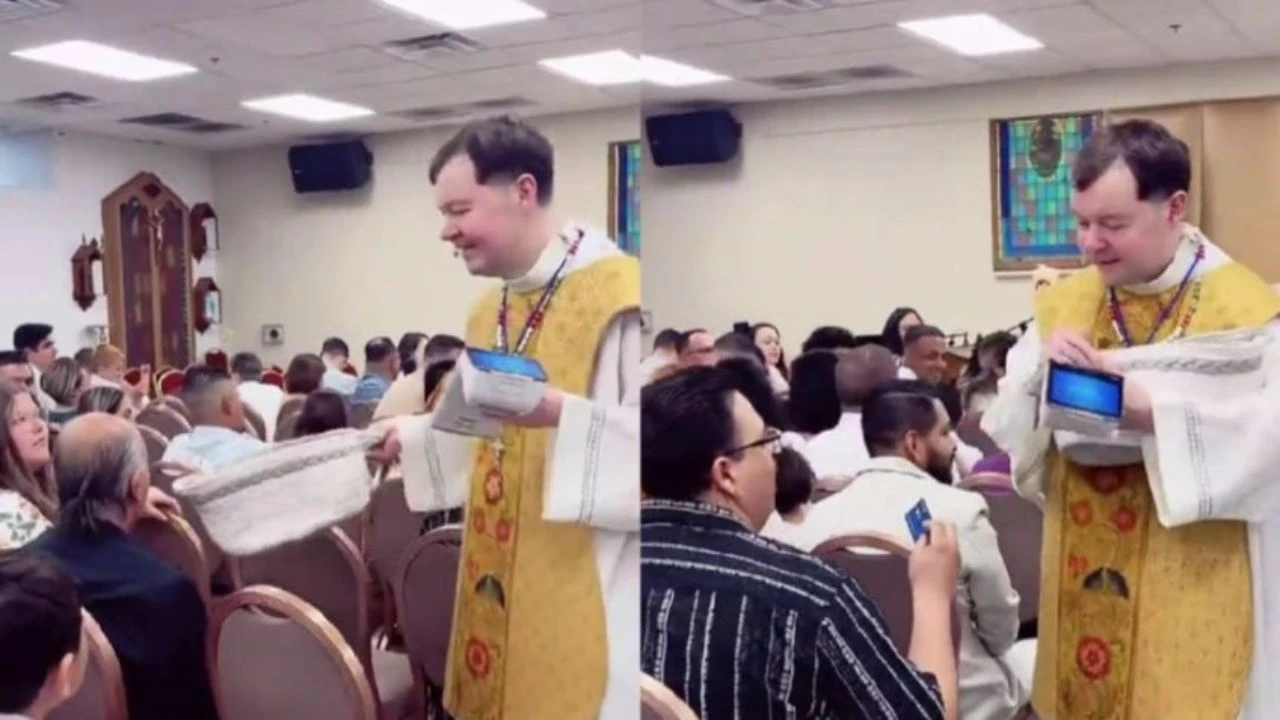 Exsacerdote Adam Kotas se vuelve viral por pedir ofrenda con terminal bancaria