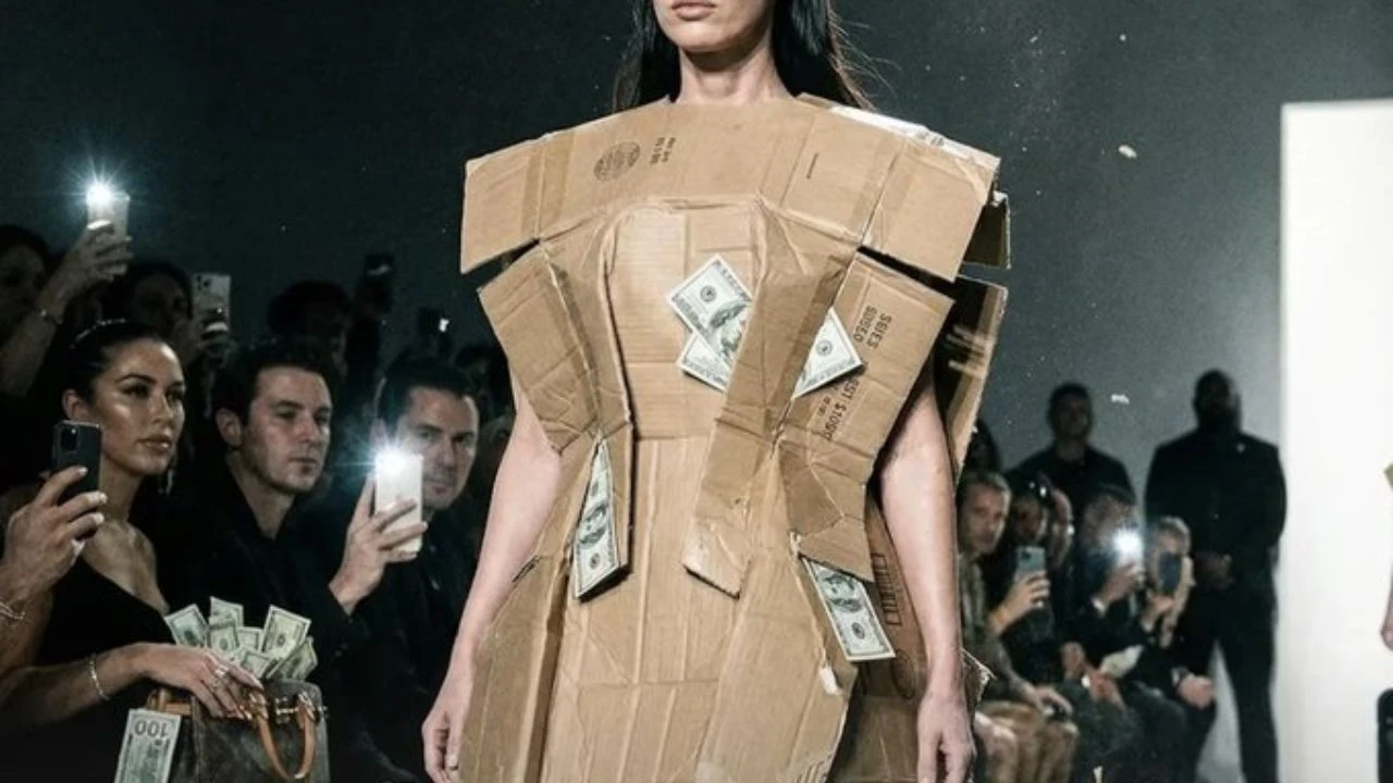 Imagen de ¿Lo comprarías? Así es el polémico vestido de 'cartón' de Balenciaga de L230,000