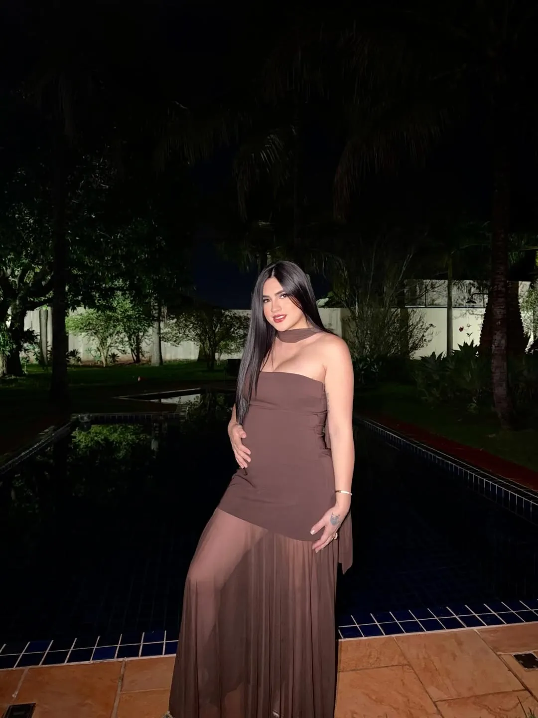 Roxana Somoza con vestido café