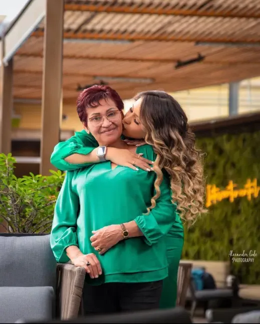 Alejandra Rubio junto a su madres vestidas de verde 