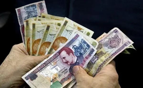 persona con dinero en mano 