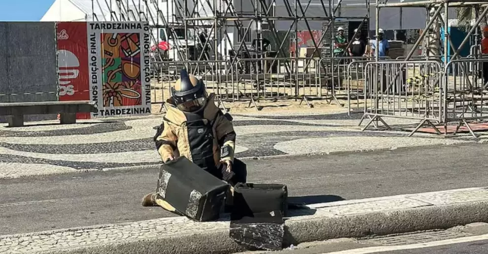 Agente acordonando por explosivo 