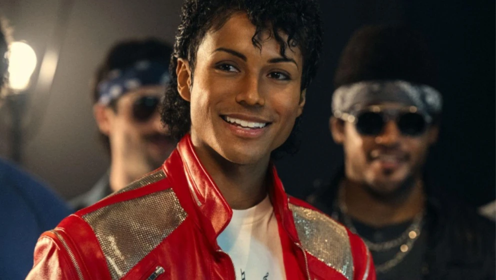 Jaafar Jackson interpretando a su fallecido tío Michael Jackson. 