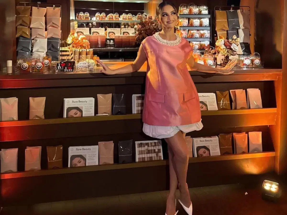 ¿Embarazo? Selena Gomez causa revuelo por vestido rosa en lanzamiento. 