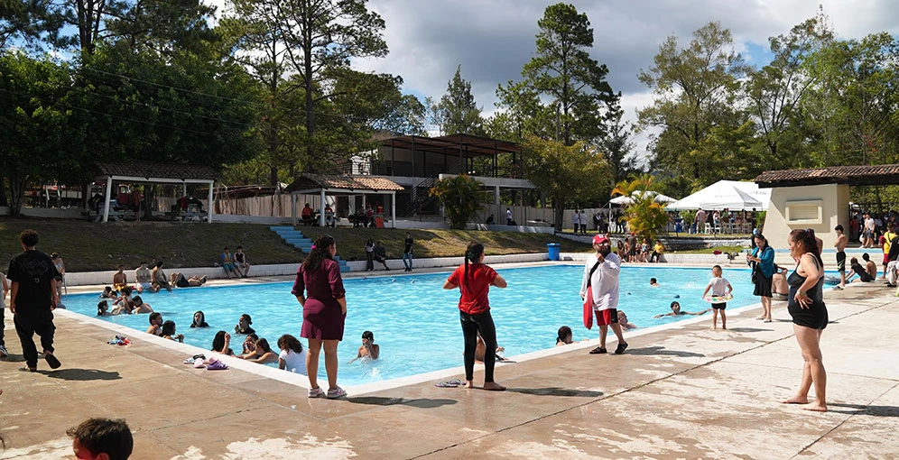 personas disfrutando del parque obrero 