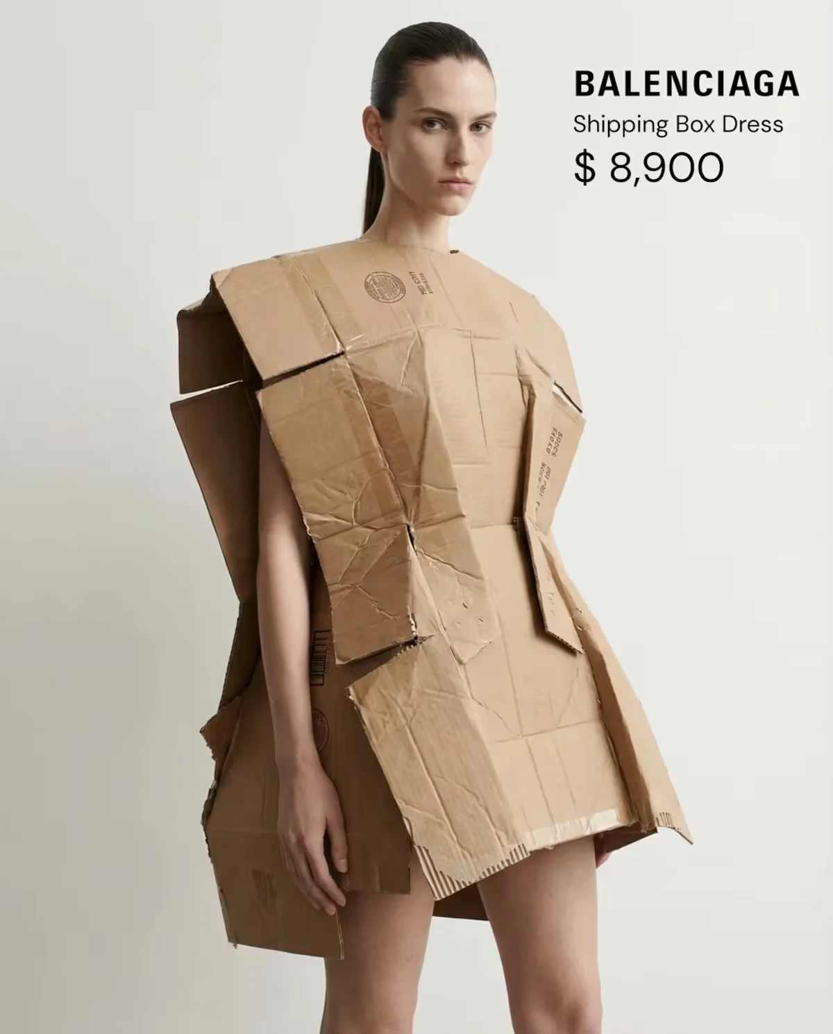 El diseño, que combina algodón plisado a mano con telas técnicas, ha generado opiniones encontradas entre el público.