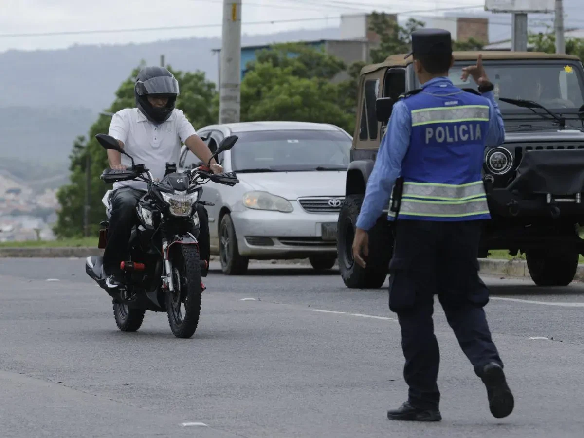 policia detiene a motociclista