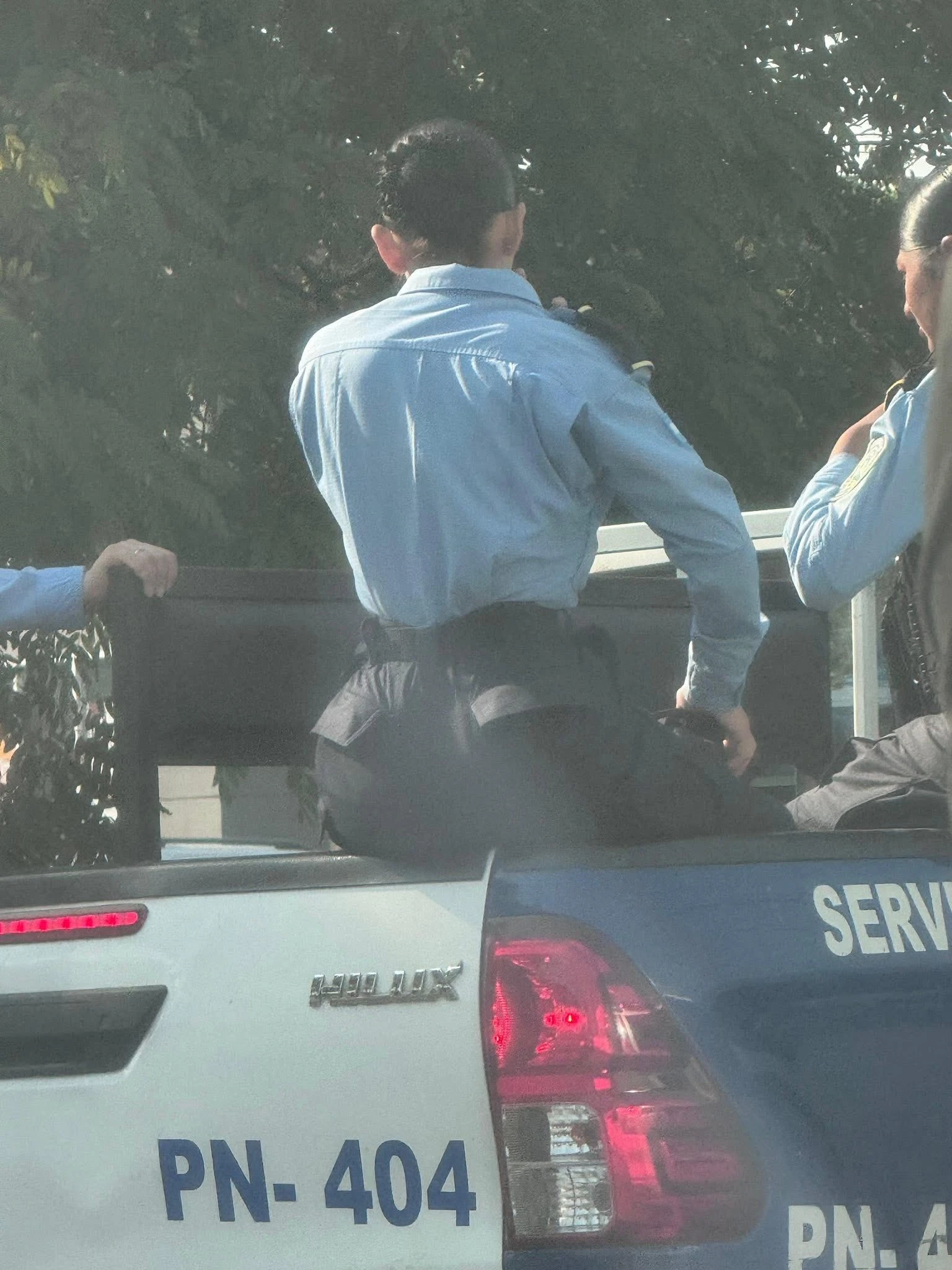policia en paila de carro