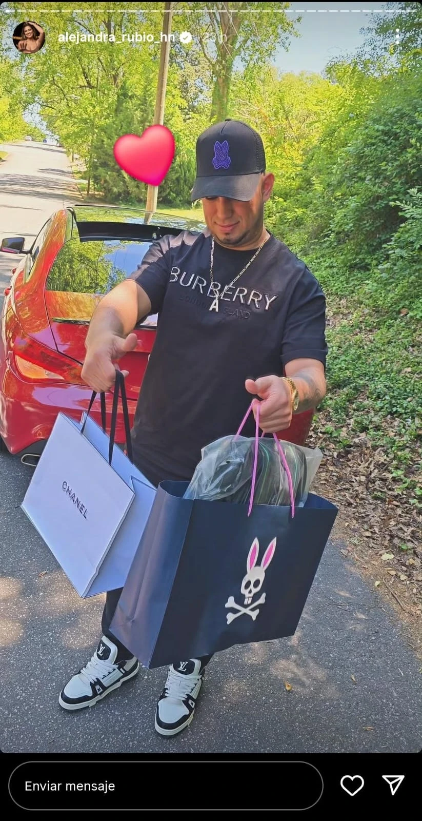hombre con bolsas de tienda 