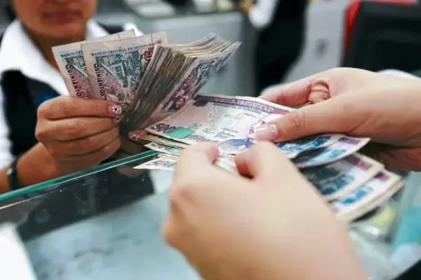 persona con dinero en mano