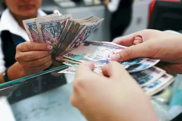 persona con dinero en mano