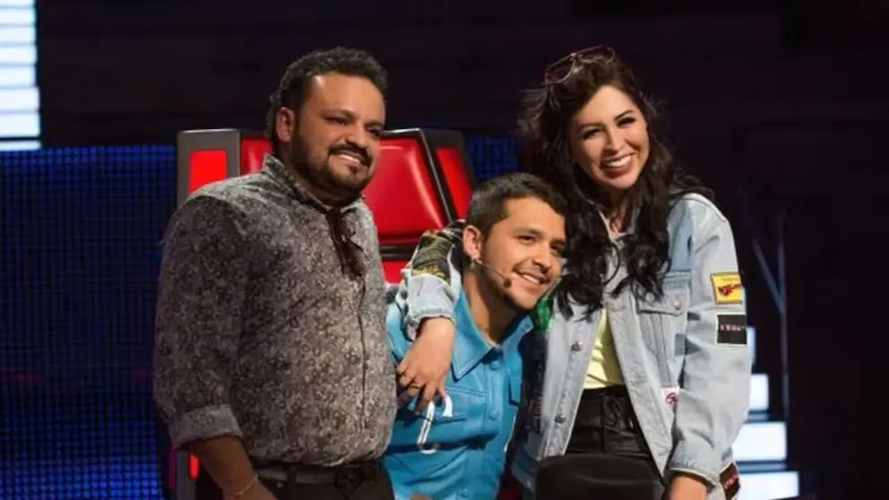 Nodal junto a sus padres durante el programa mexicano de "La Voz".