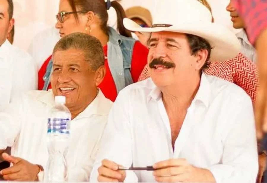 Adán Fúnez junto al coordinador de Libre, Manuel Zelaya, en un evento político partidario. 