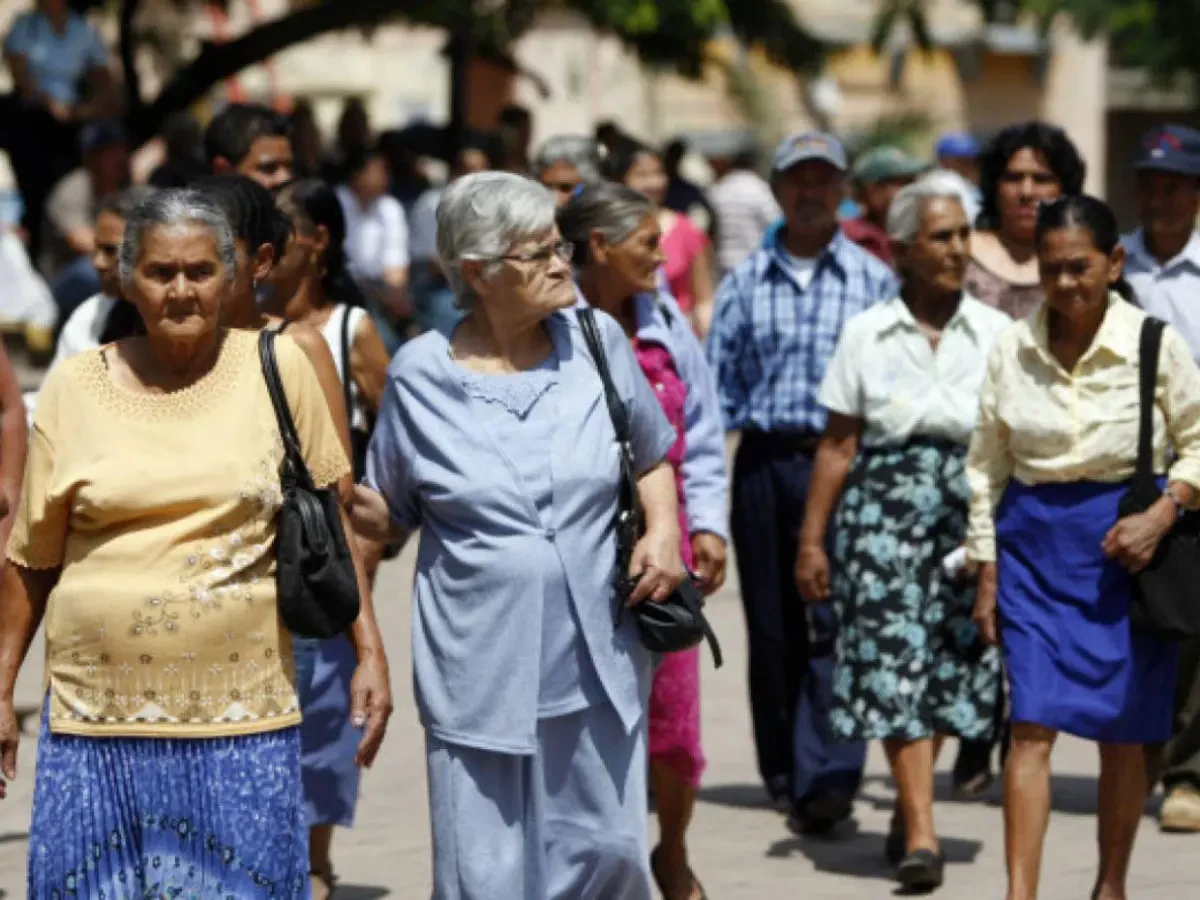 personas de la tercer edad paseando en el centro de la capital 