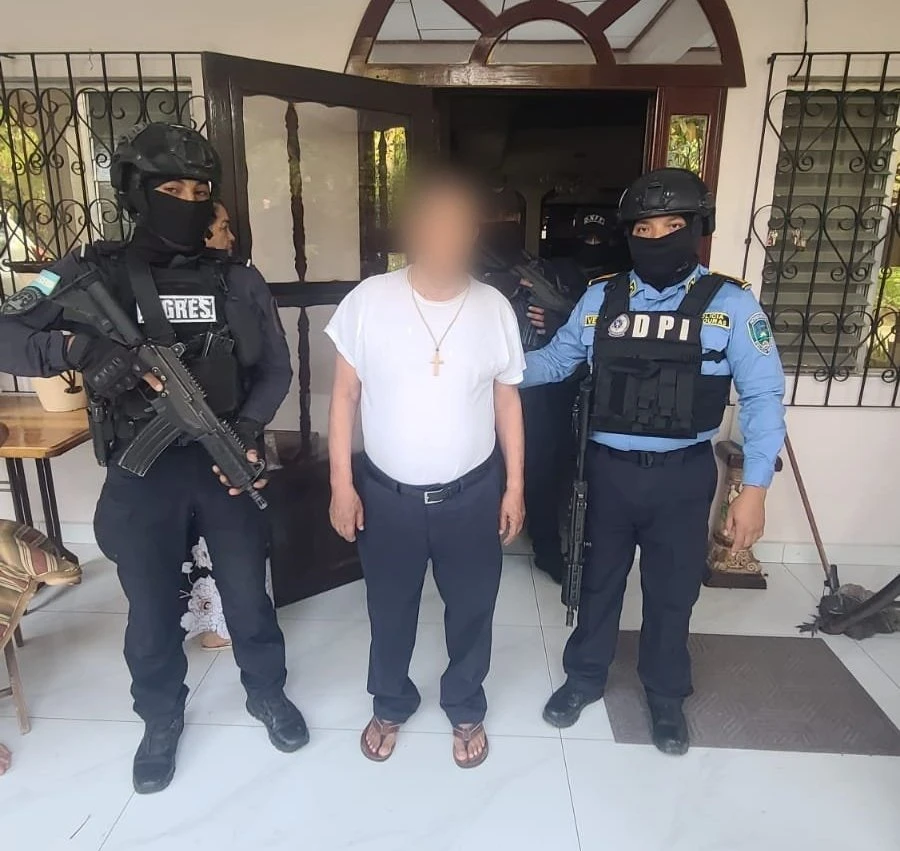Adán Fúnez custodiado por policías 