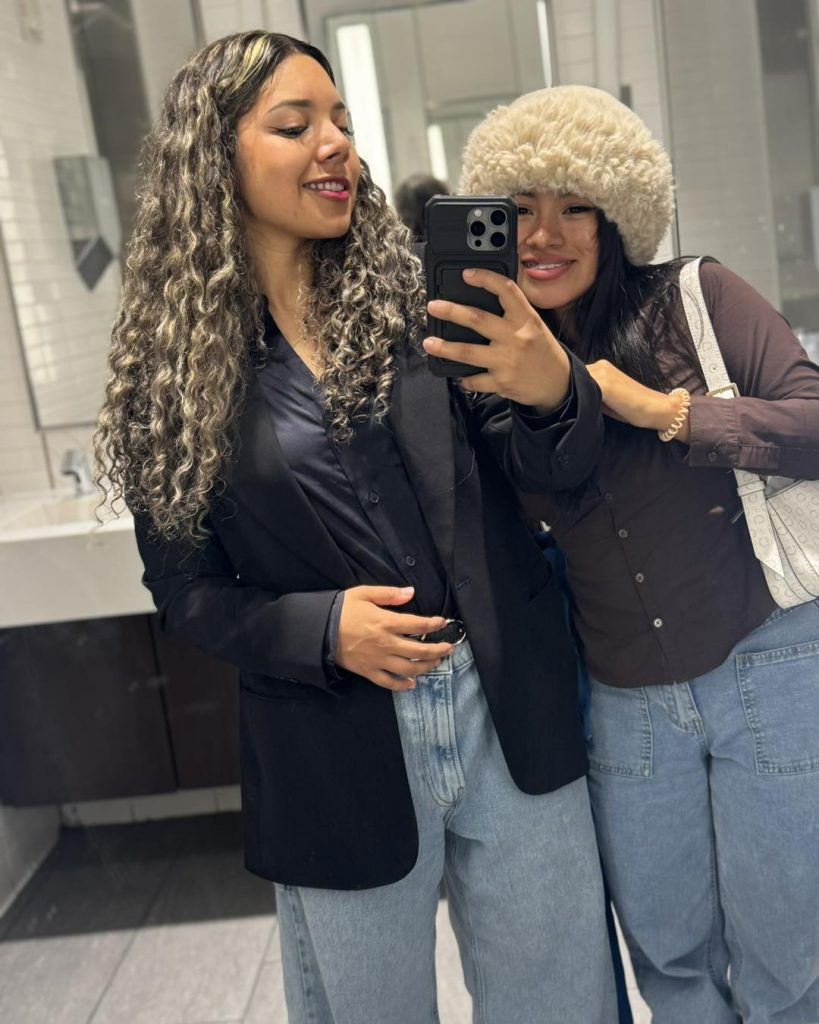 Dunia Santos junto a su amiga
