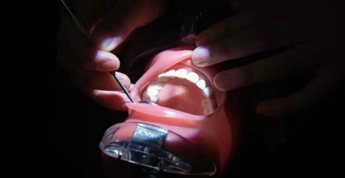 Persona revisando los dientes