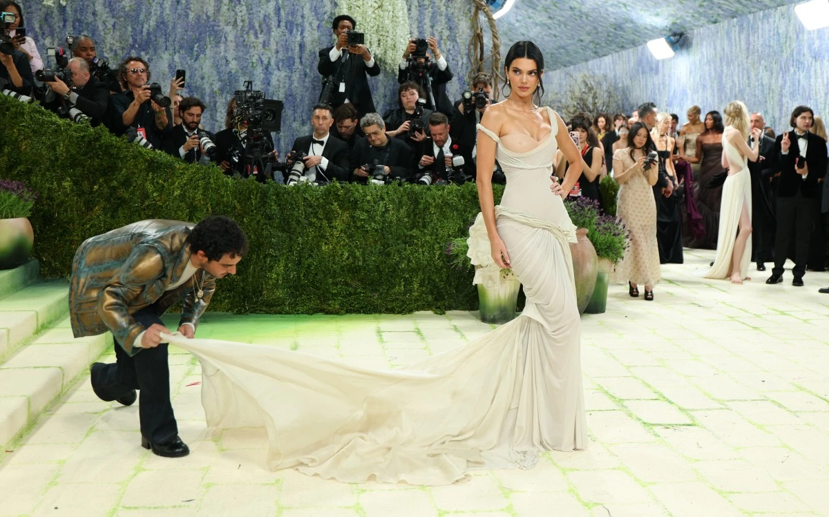 Kendall Jenner usa GapStudio para la Met Gala 2026 y acierta.