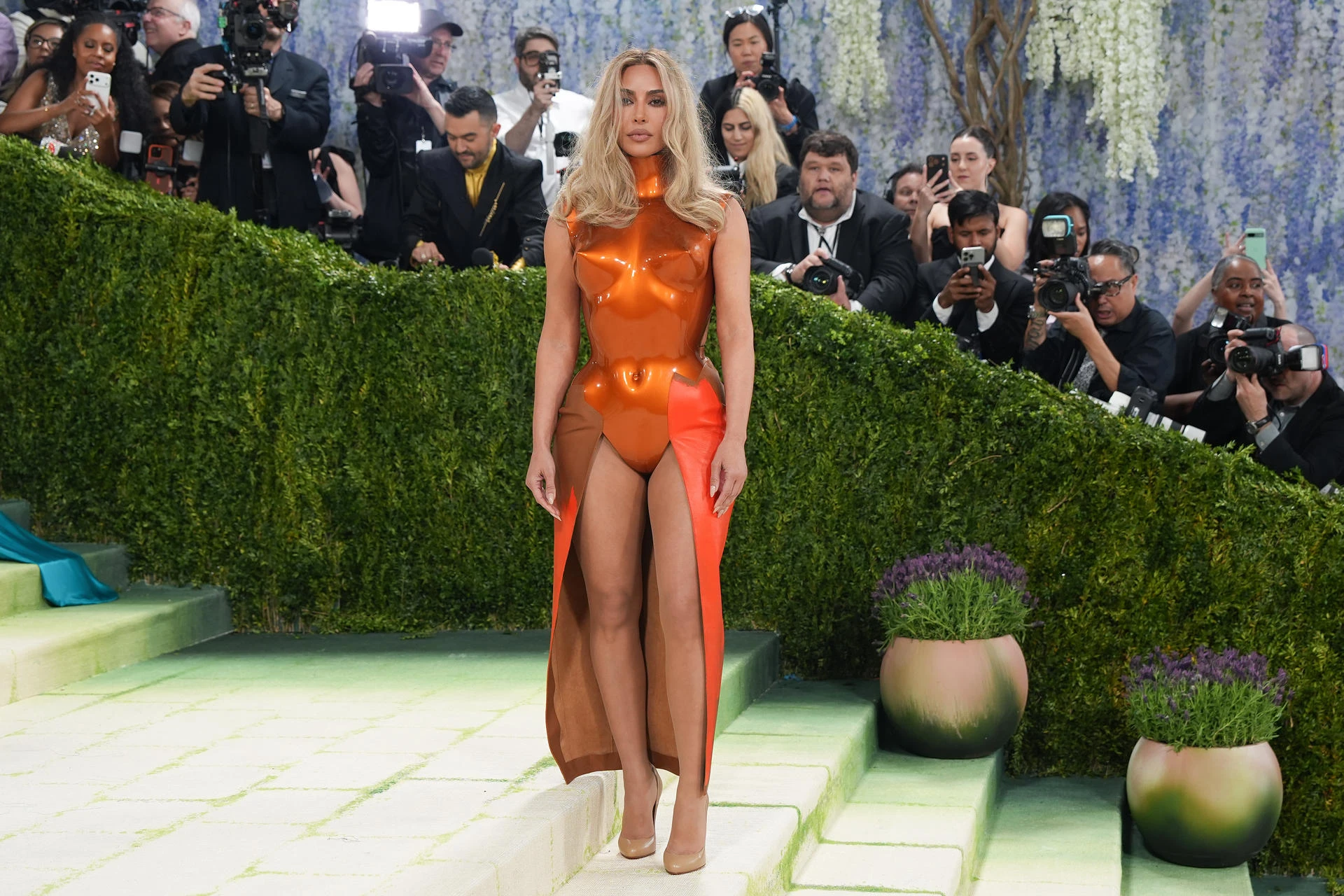 La estadounidense Kim Kardashian posa este lunes, durante la alfombra blanca de la Met Gala, en Nueva York (EE.UU.).