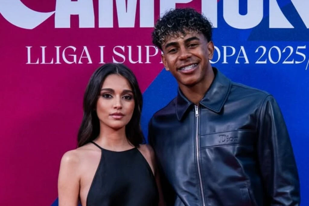 Lamine Yamal junto a Inés García