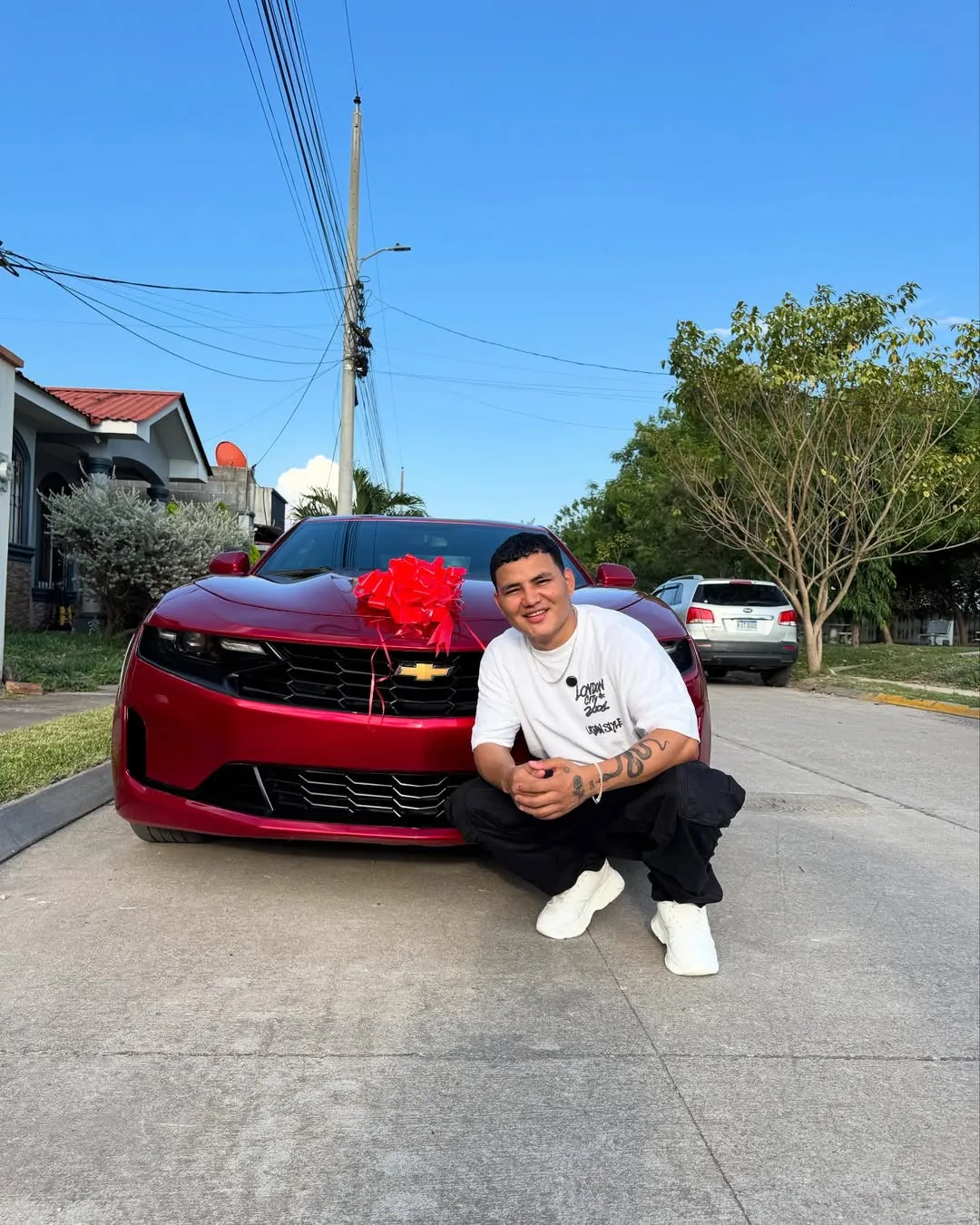 Loncho con su nuevo carro