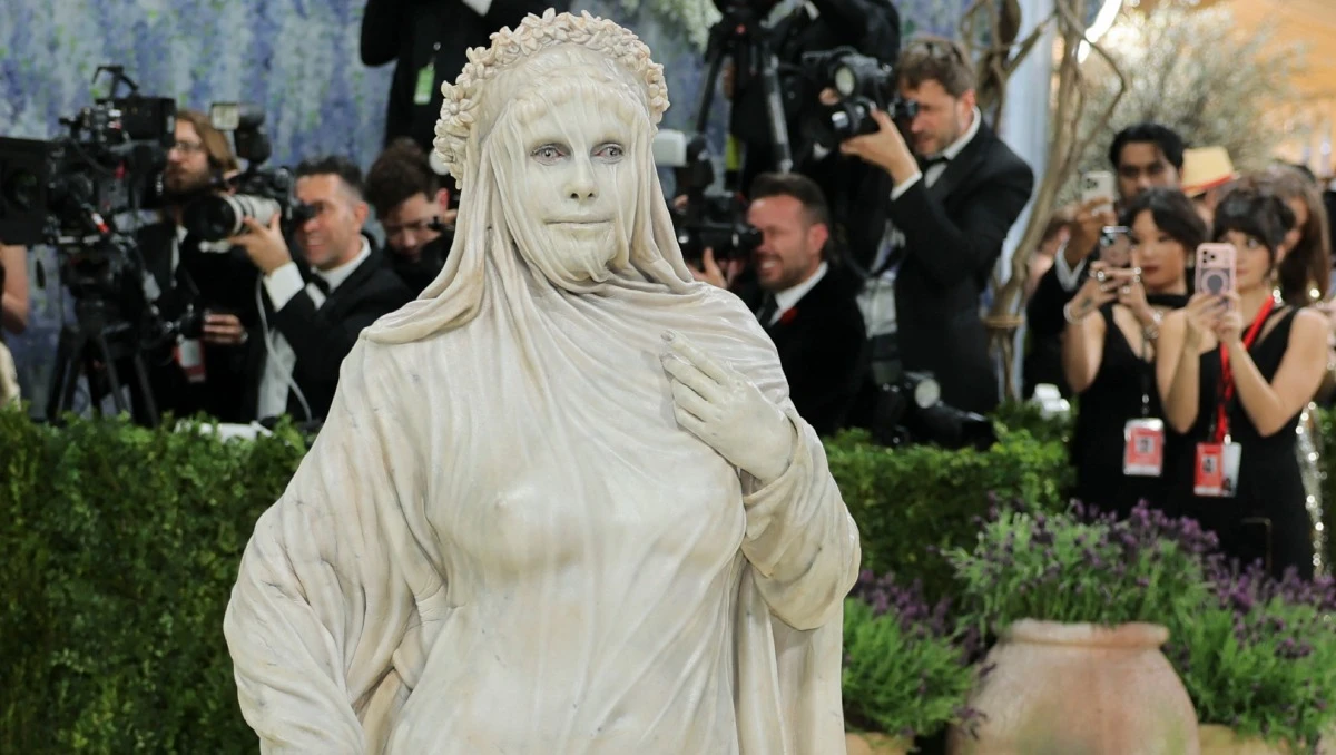 Met Gala 2026: Heidi Klum mimetiza el arte con look de piedra.  