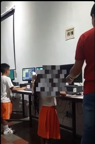 Maestro de Danlí en aula de clases