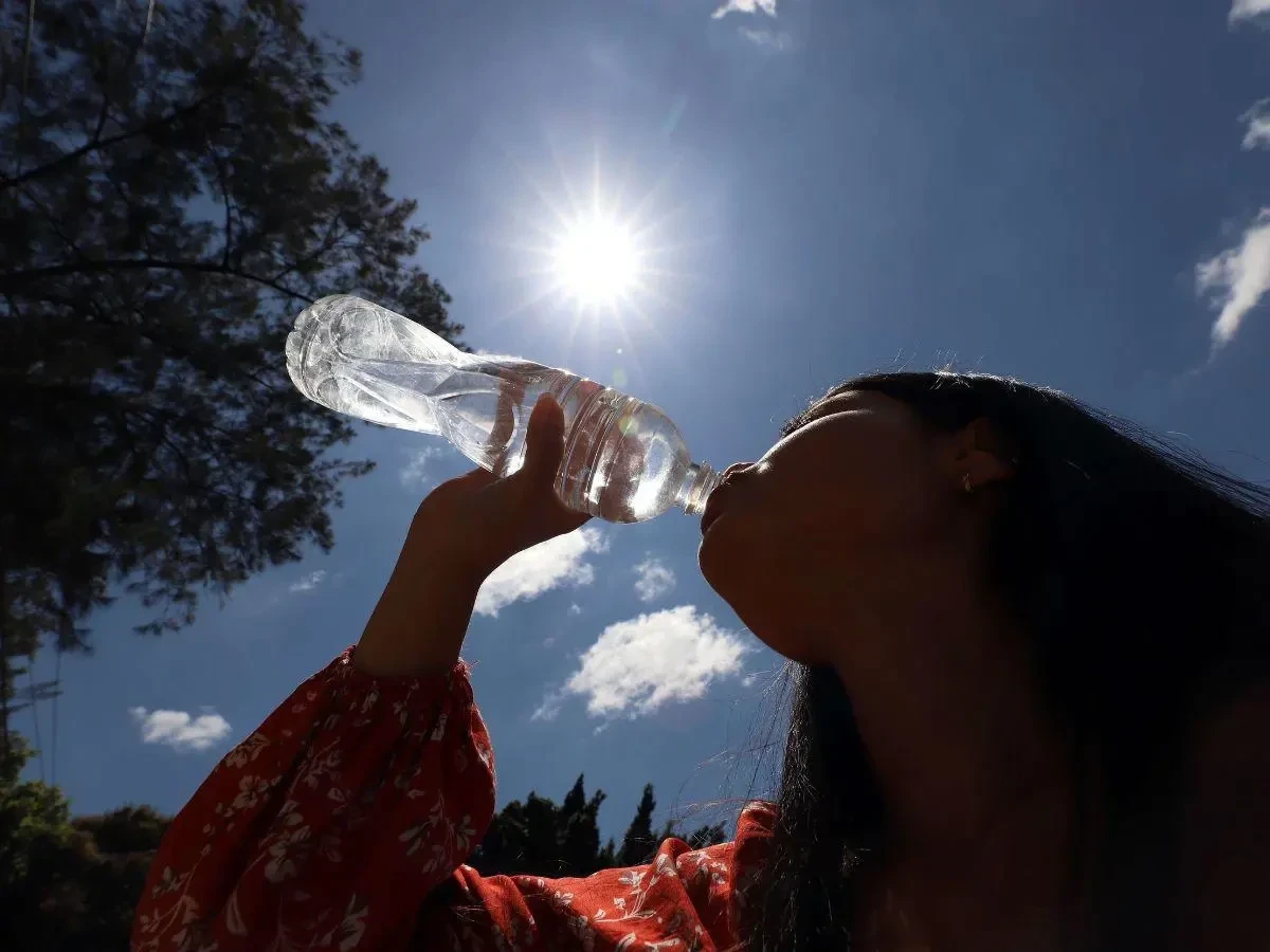 persoan tomando agua