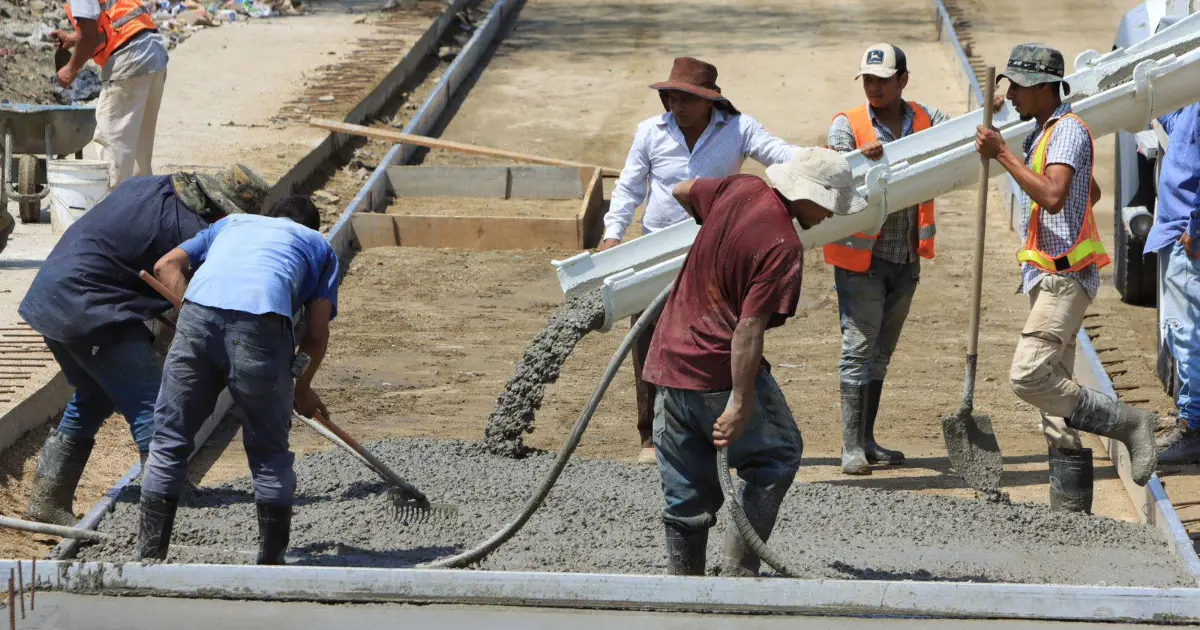 Personas tranajando en construcción 